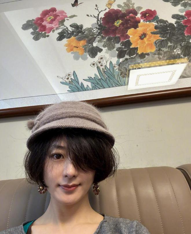 ！戴奶奶帽子拍照接地气晒爷爷给的压岁钱AG真人国际游戏赵丽颖初二回河北老家(图5)