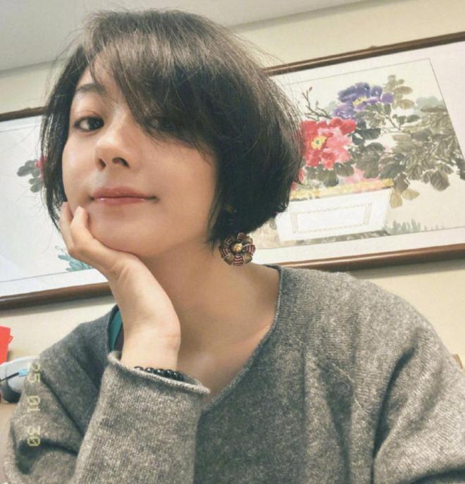 ！戴奶奶帽子拍照接地气晒爷爷给的压岁钱AG真人国际游戏赵丽颖初二回河北老家(图9)