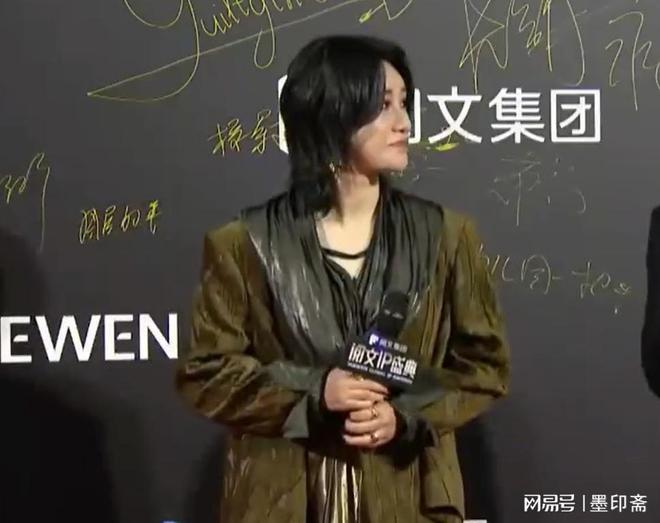 显、眼袋黝黑的殷桃治好了我的容貌焦虑AG真人平台新加坡这一晚：法令纹明(图12)