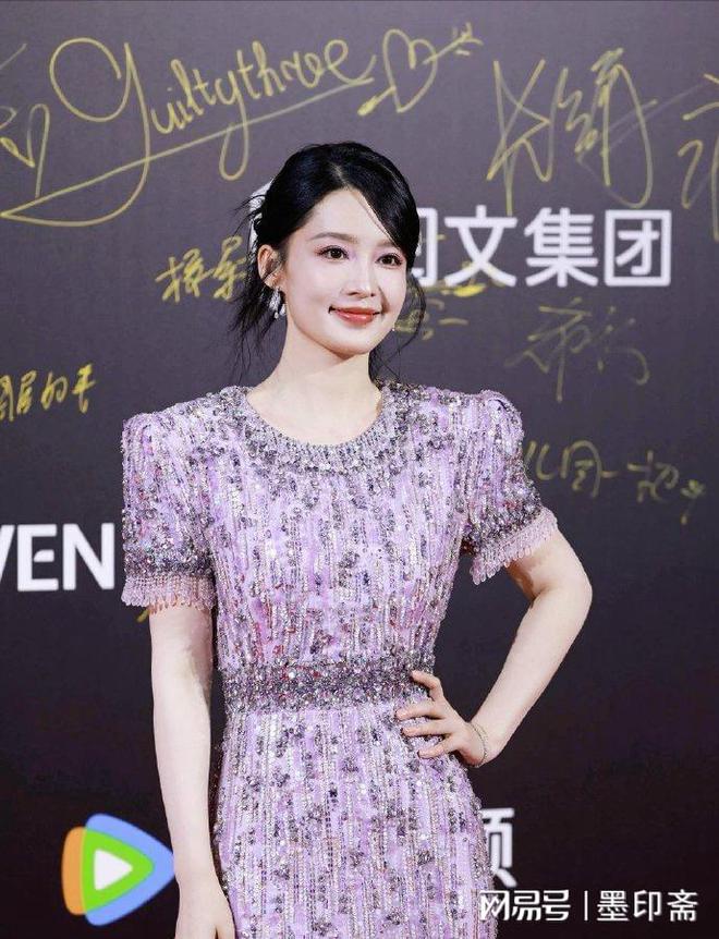显、眼袋黝黑的殷桃治好了我的容貌焦虑AG真人平台新加坡这一晚：法令纹明(图8)
