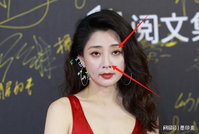 显、眼袋黝黑的殷桃治好了我的容貌焦虑AG真人平台新加坡这一晚：法令纹明(图7)