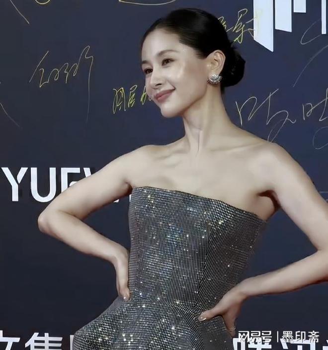 显、眼袋黝黑的殷桃治好了我的容貌焦虑AG真人平台新加坡这一晚：法令纹明(图15)