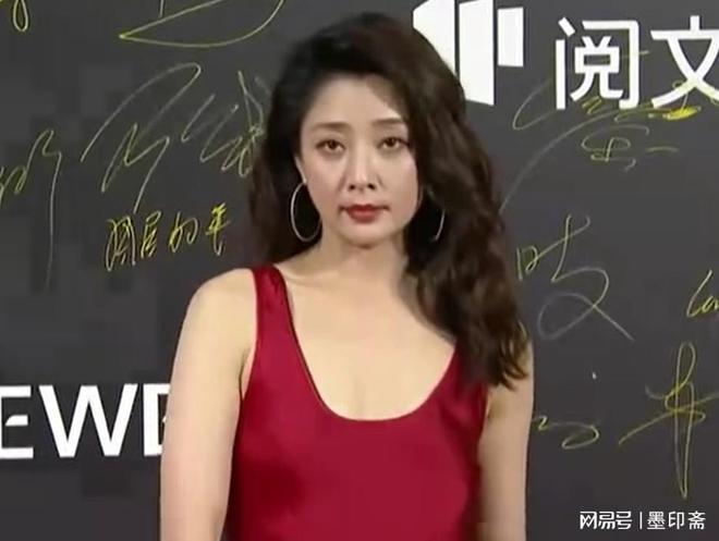 显、眼袋黝黑的殷桃治好了我的容貌焦虑AG真人平台新加坡这一晚：法令纹明(图13)